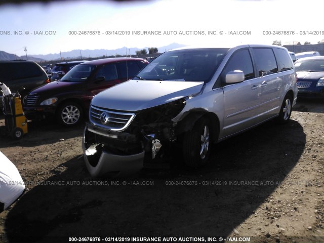 2V4RW3D18AR246043 - 2010 VOLKSWAGEN ROUTAN SE SILVER photo 2