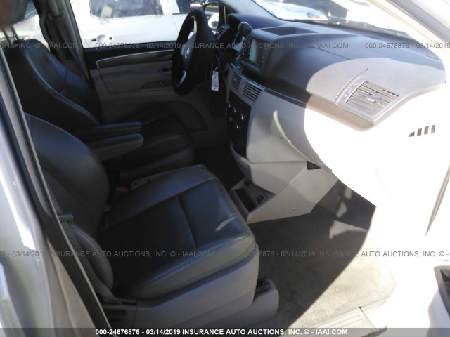 2V4RW3D18AR246043 - 2010 VOLKSWAGEN ROUTAN SE SILVER photo 5