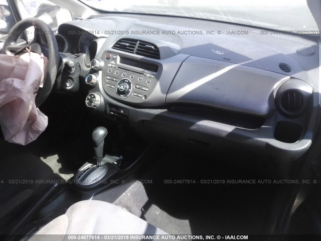 JHMGE882X9S000981 - 2009 HONDA FIT GRAY photo 5