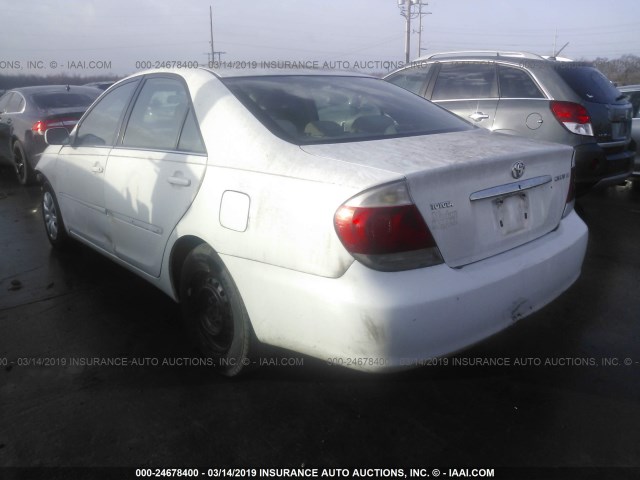 4T1BE32K15U409677 - 2005 TOYOTA CAMRY LE/XLE/SE WHITE photo 3