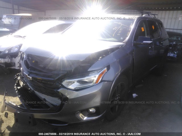 1GNEVJKW4JJ279440 - 2018 CHEVROLET TRAVERSE PREMIER GRAY photo 2