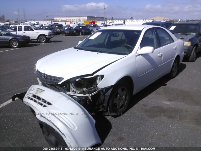 4T1BF32K42U020542 - 2002 TOYOTA CAMRY LE/XLE/SE WHITE photo 2