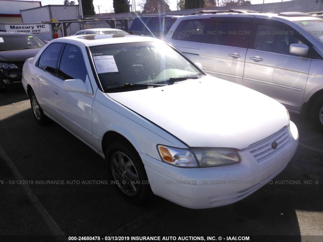 JT2BF28KXW0108541 - 1998 TOYOTA CAMRY LE/XLE WHITE photo 1