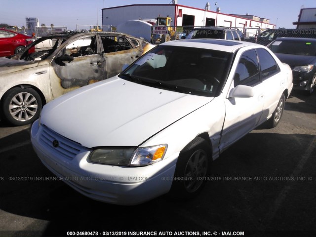 JT2BF28KXW0108541 - 1998 TOYOTA CAMRY LE/XLE WHITE photo 2