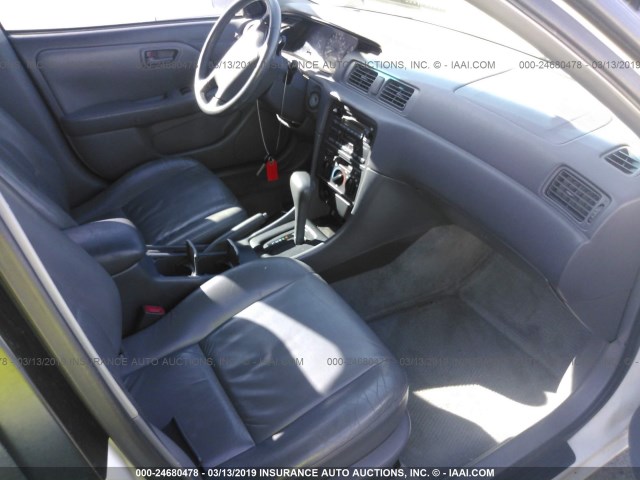 JT2BF28KXW0108541 - 1998 TOYOTA CAMRY LE/XLE WHITE photo 5