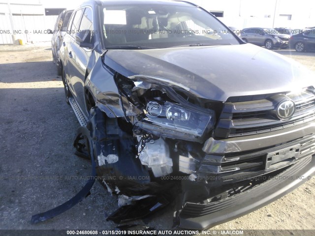 5TDKZRFH6HS216458 - 2017 TOYOTA HIGHLANDER SE/XLE GRAY photo 6