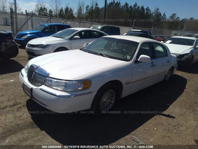 1LNHM81W8YY938099 - 2000 LINCOLN TOWN CAR EXECUTIVE WHITE photo 2