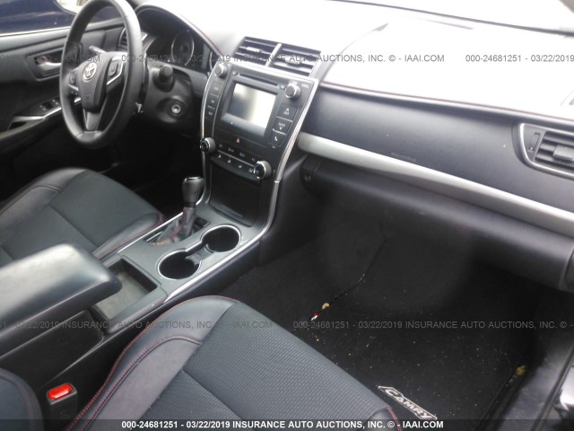 4T1BF1FK5HU659598 - 2017 TOYOTA CAMRY LE/XLE/SE/XSE BLACK photo 5