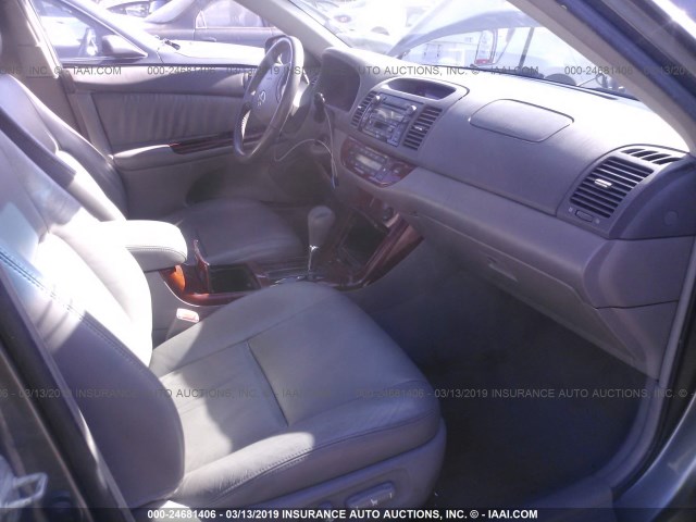 4T1BF32K75U619276 - 2005 TOYOTA CAMRY LE/XLE/SE GRAY photo 5