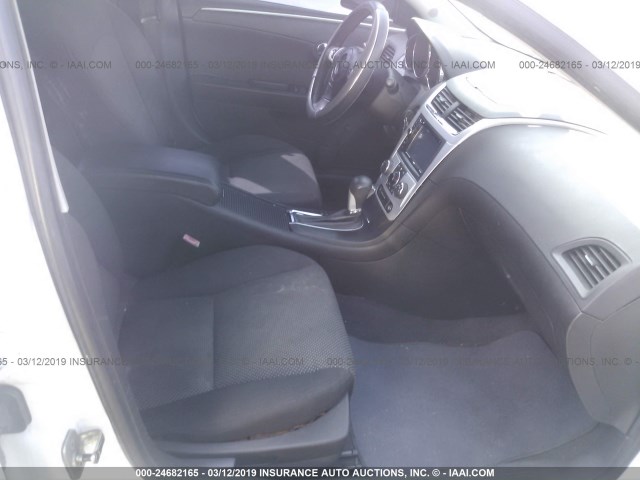 1G1ZC5EU9BF288570 - 2011 CHEVROLET MALIBU 1LT WHITE photo 5