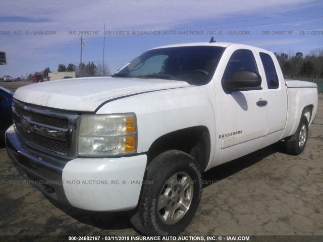 1GCEC19088Z217860 - 2008 CHEVROLET SILVERADO C1500 WHITE photo 2