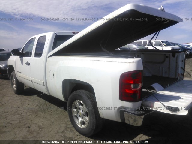 1GCEC19088Z217860 - 2008 CHEVROLET SILVERADO C1500 WHITE photo 3