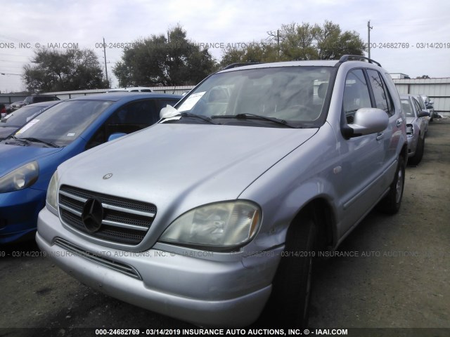 4JGAB54E01A243591 - 2001 MERCEDES-BENZ ML 320 SILVER photo 2