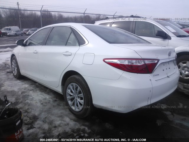4T1BF1FK3HU730037 - 2017 TOYOTA CAMRY LE/XLE/SE/XSE თეთრი ფოტო 3