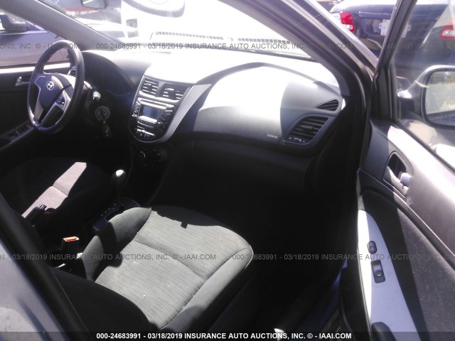 KMHCT5AE8GU260589 - 2016 HYUNDAI ACCENT SE GRAY photo 5