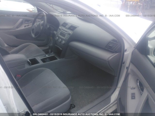 4T1BF3EK8AU555299 - 2010 TOYOTA CAMRY SE/LE/XLE WHITE photo 5