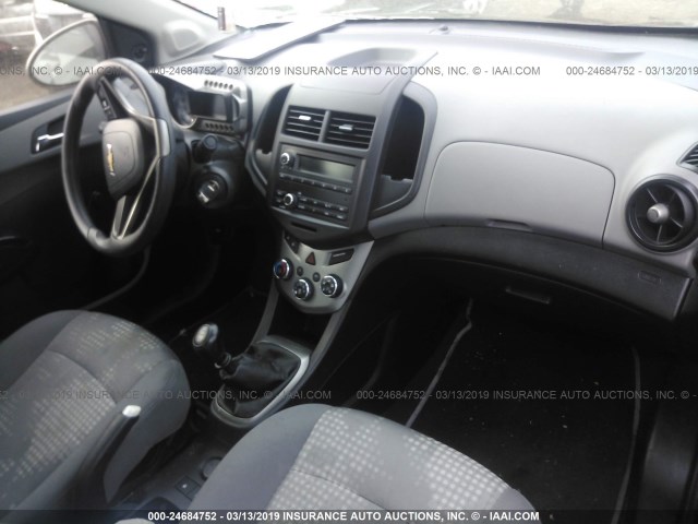 1G1JB5SH3D4192469 - 2013 CHEVROLET SONIC LS RED photo 5