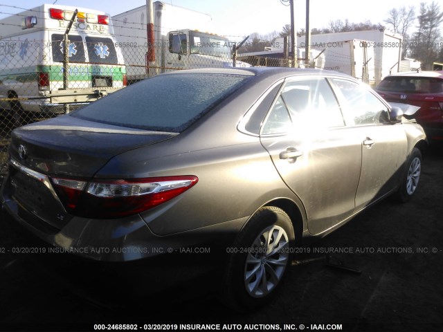 4T4BF1FK6FR502665 - 2015 TOYOTA CAMRY LE/XLE/SE/XSE 灰色 照片 4