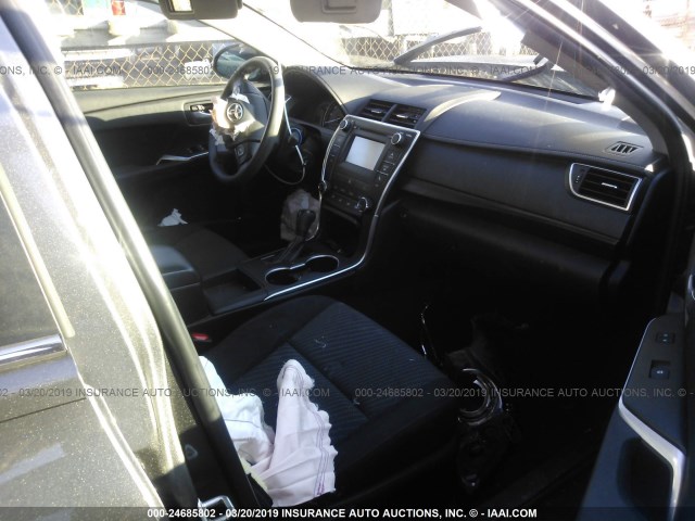 4T4BF1FK6FR502665 - 2015 TOYOTA CAMRY LE/XLE/SE/XSE 灰色 照片 5