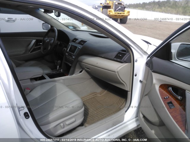 4T1BK46K59U590992 - 2009 TOYOTA CAMRY SE/LE/XLE WHITE photo 5