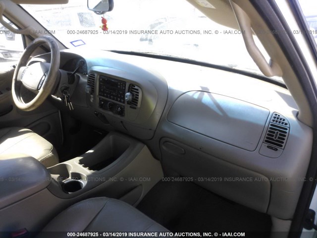 1FMRU15L02LA03238 - 2002 FORD EXPEDITION XLT WHITE photo 5