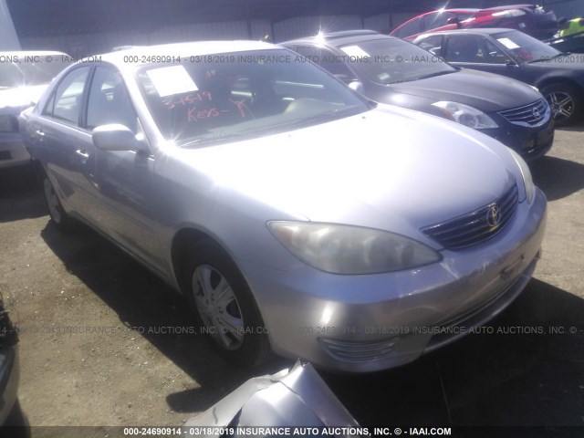 4T1BE32K45U944275 - 2005 TOYOTA CAMRY LE/XLE/SE SILVER photo 1