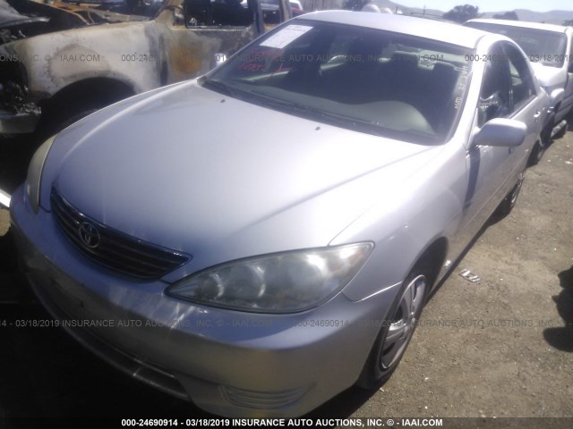 4T1BE32K45U944275 - 2005 TOYOTA CAMRY LE/XLE/SE SILVER photo 2