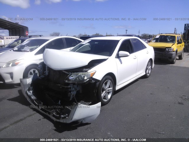 4T1BF1FK3CU564045 - 2012 TOYOTA CAMRY SE/LE/XLE WHITE photo 2