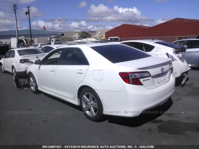 4T1BF1FK3CU564045 - 2012 TOYOTA CAMRY SE/LE/XLE WHITE photo 3