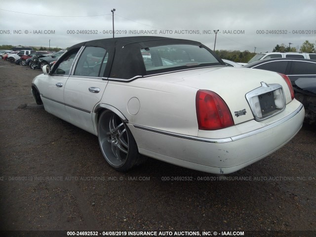 1LNFM83W2WY713467 - 1998 LINCOLN TOWN CAR CARTIER WHITE photo 3
