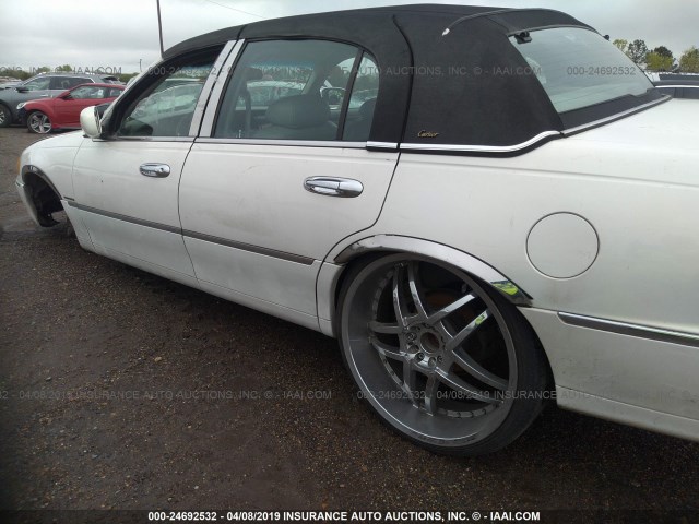 1LNFM83W2WY713467 - 1998 LINCOLN TOWN CAR CARTIER WHITE photo 6