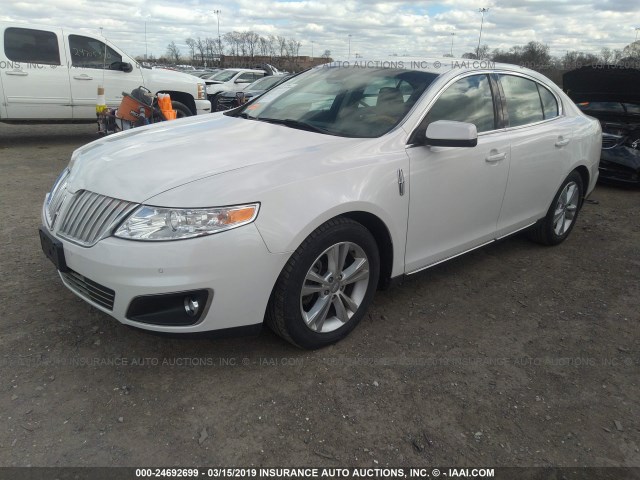 1LNHL9DR7AG611624 - 2010 LINCOLN MKS WHITE photo 2