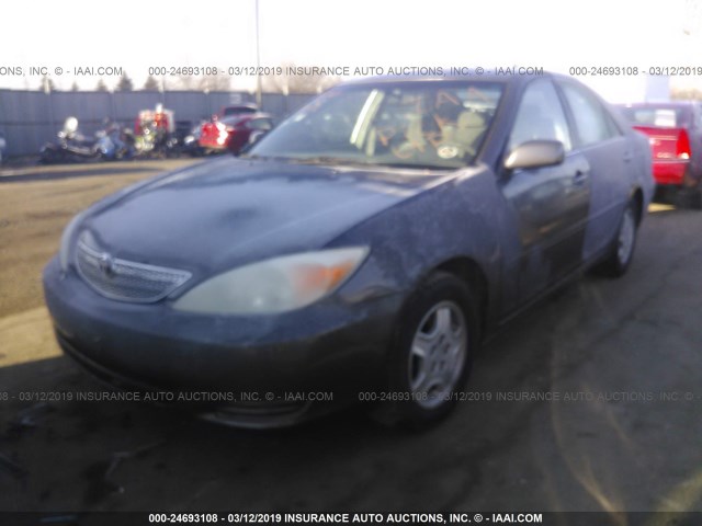 4T1BF32K12U512252 - 2002 TOYOTA CAMRY LE/XLE/SE GRAY photo 2