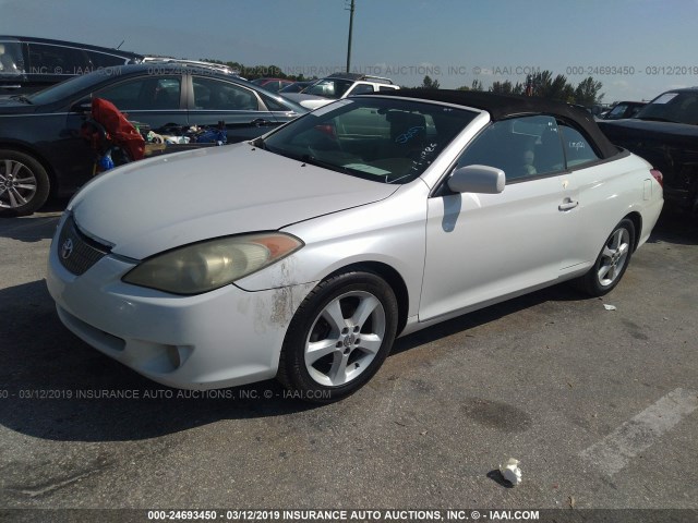 4T1FA38P05U055781 - 2005 TOYOTA CAMRY SOLARA SE/SLE WHITE photo 2