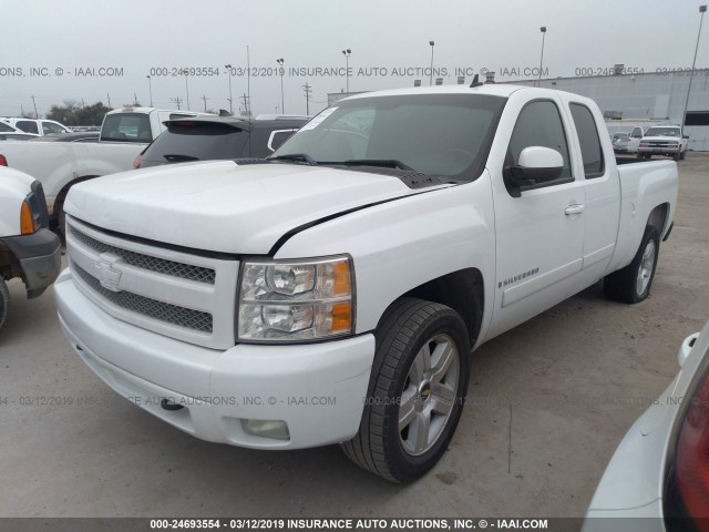 1GCEC19J68Z137790 - 2008 CHEVROLET SILVERADO C1500 WHITE photo 2