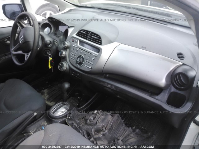 JHMGE8H39BC025279 - 2011 HONDA FIT WHITE photo 5