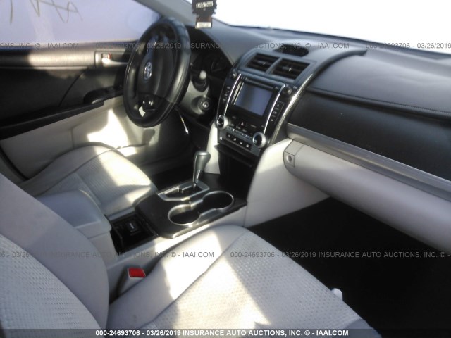 4T4BF1FK2CR225816 - 2012 TOYOTA CAMRY SE/LE/XLE GRAY photo 5