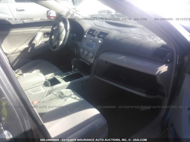 4T4BF3EK6AR080953 - 2010 TOYOTA CAMRY SE/LE/XLE GRAY photo 5