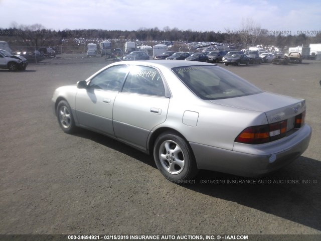 JT8BF28G9W5023324 - 1998 LEXUS ES 300 GRAY photo 3