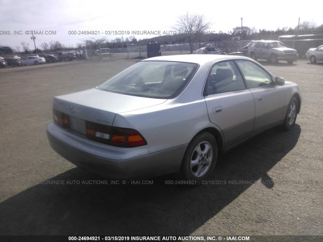 JT8BF28G9W5023324 - 1998 LEXUS ES 300 GRAY photo 4