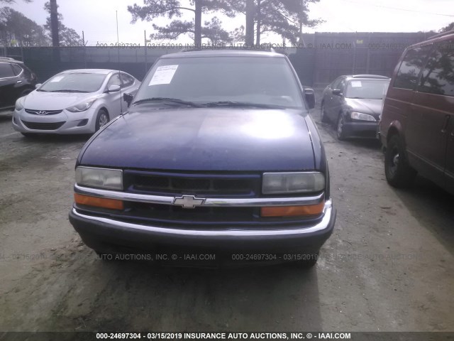 1GNCS13W612209852 - 2001 CHEVROLET BLAZER BLUE photo 6