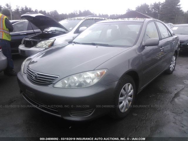 4T1BE30K95U598856 - 2005 TOYOTA CAMRY LE/XLE/SE GRAY photo 2