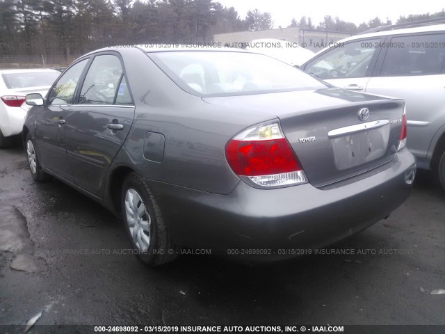 4T1BE30K95U598856 - 2005 TOYOTA CAMRY LE/XLE/SE GRAY photo 3