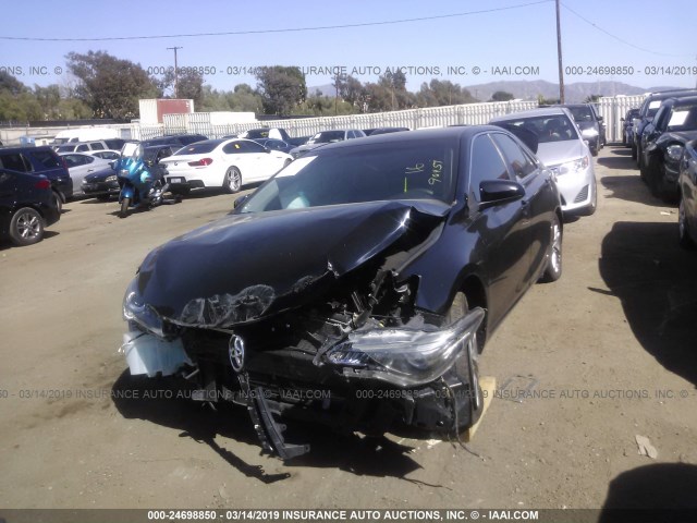4T1BF1FK8FU043696 - 2015 TOYOTA CAMRY LE/XLE/SE/XSE BLACK photo 2
