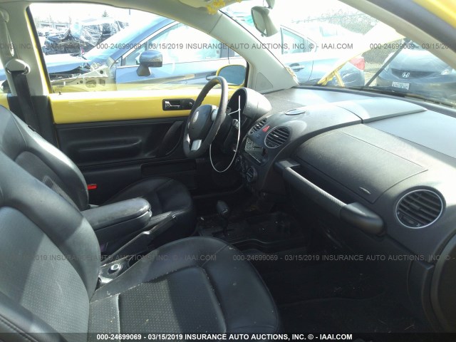 3VWPG3AG6AM016352 - 2010 VOLKSWAGEN NEW BEETLE Sarı foto 5