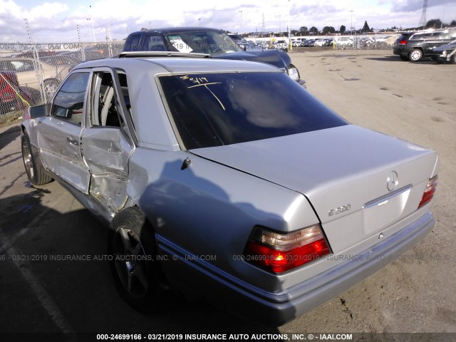 WDBEA32E0SC264235 - 1995 MERCEDES-BENZ E 320 BASE/320 SPECIAL SILVER photo 3