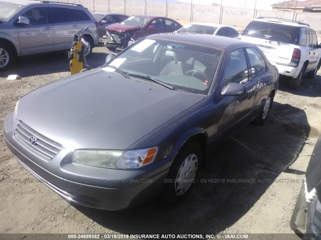 4T1BG22K1WU836170 - 1998 TOYOTA CAMRY CE/LE/XLE GRAY photo 2