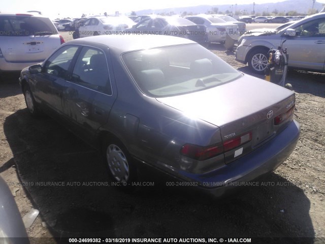 4T1BG22K1WU836170 - 1998 TOYOTA CAMRY CE/LE/XLE GRAY photo 3