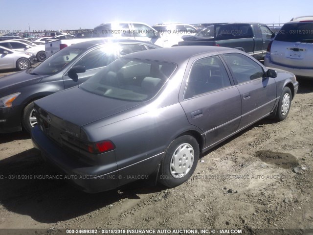 4T1BG22K1WU836170 - 1998 TOYOTA CAMRY CE/LE/XLE GRAY photo 4