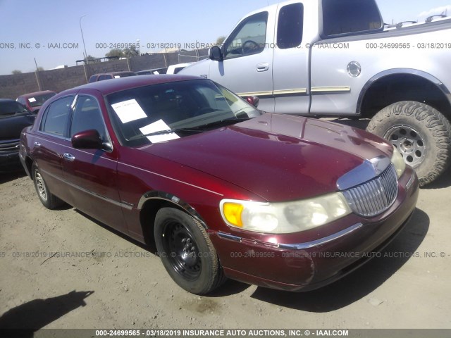 1LNFM82W3WY625318 - 1998 LINCOLN TOWN CAR SIGNATURE RED photo 1